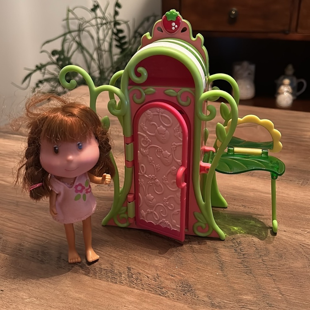 2009 Hasbro STRAWBERRY SHORTCAKE Berry Sweet Styles Vanity with Doll